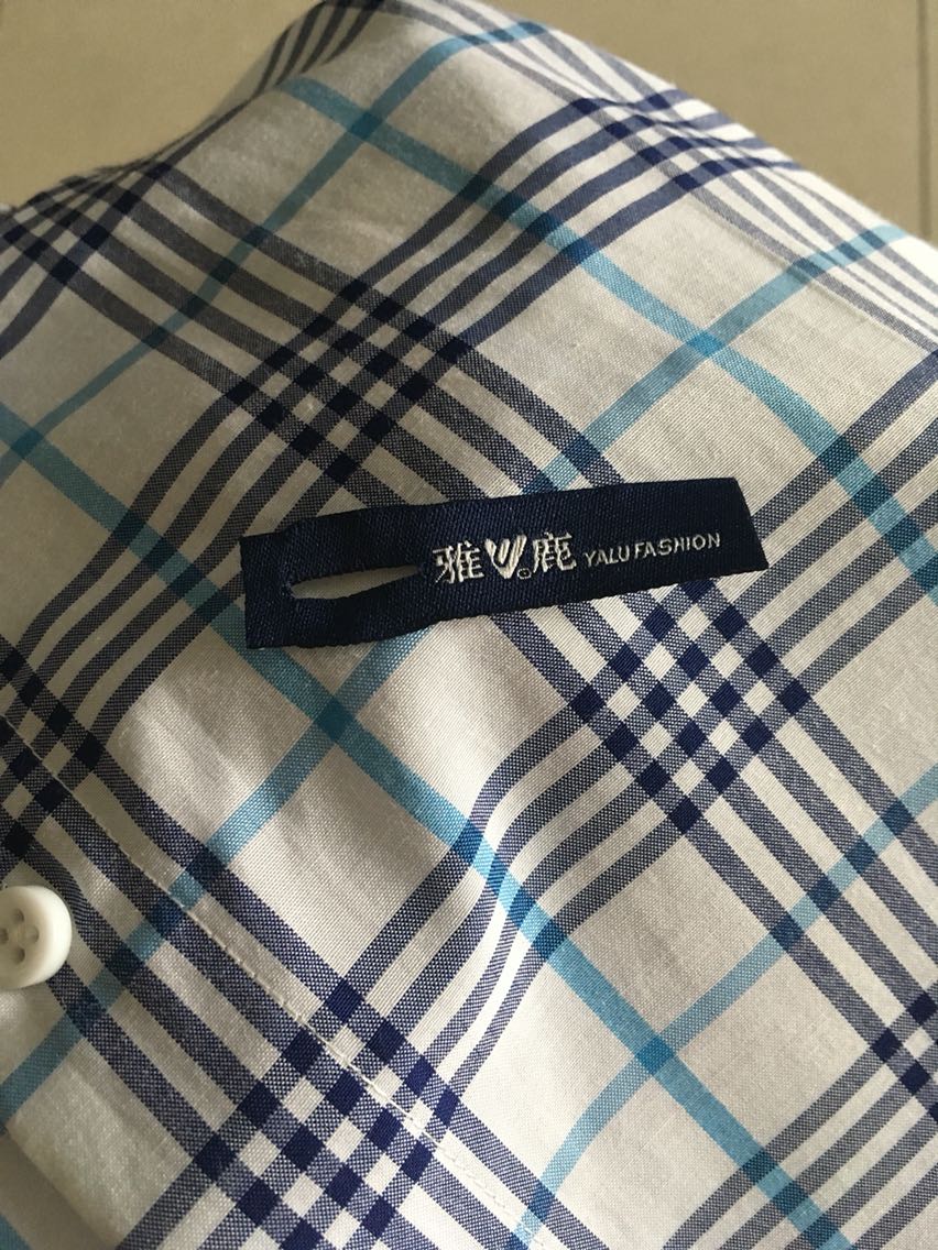 很腊鸡的一次购物,一次买了2件,结果发现自营也不能相信了,衣服气味特别大,品牌标记不是缝上去的,而是直接挂在扣子上的,投机取巧得宛如一个智障!