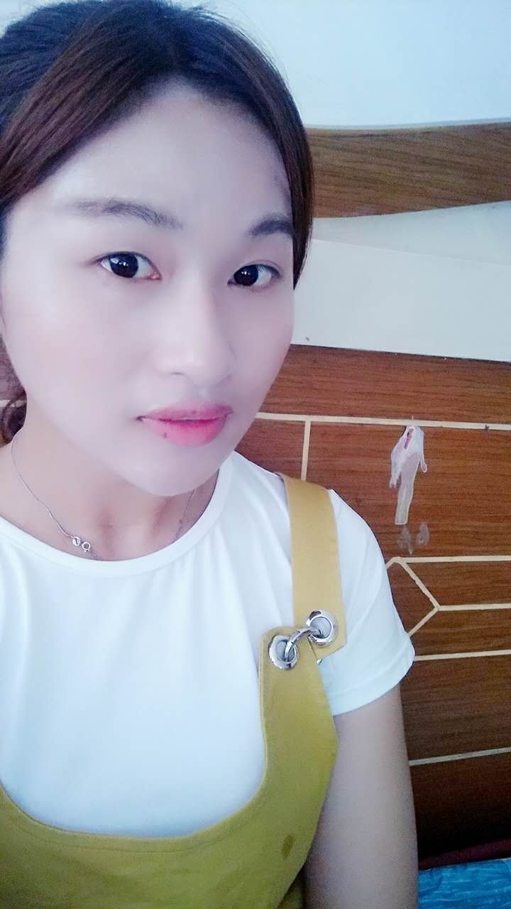 还不错,挺满意的,比我之前网上买的衣服合身,质量也不错,大小正常