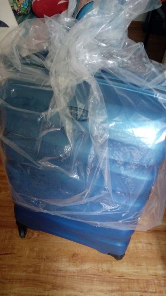 搞活动挺实惠的,箱子不错,磨砂效果棒,大小正合适,可惜不是飞机轮,不过有单杆拉手,也算是一个补偿吧。