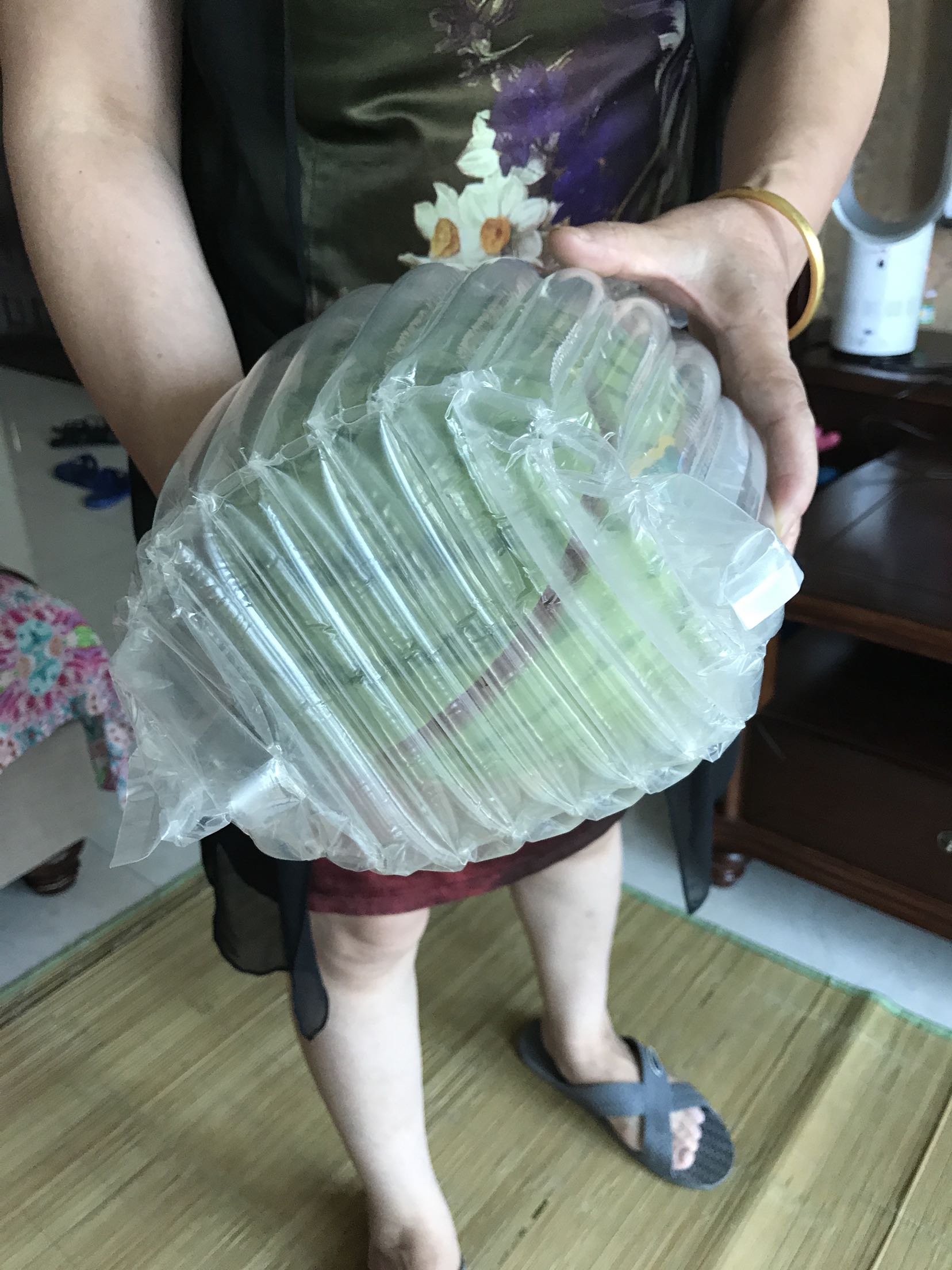 东西运送很快,快递员服务态度好,东西质量也很好,给个赞,买的东西比较放心。