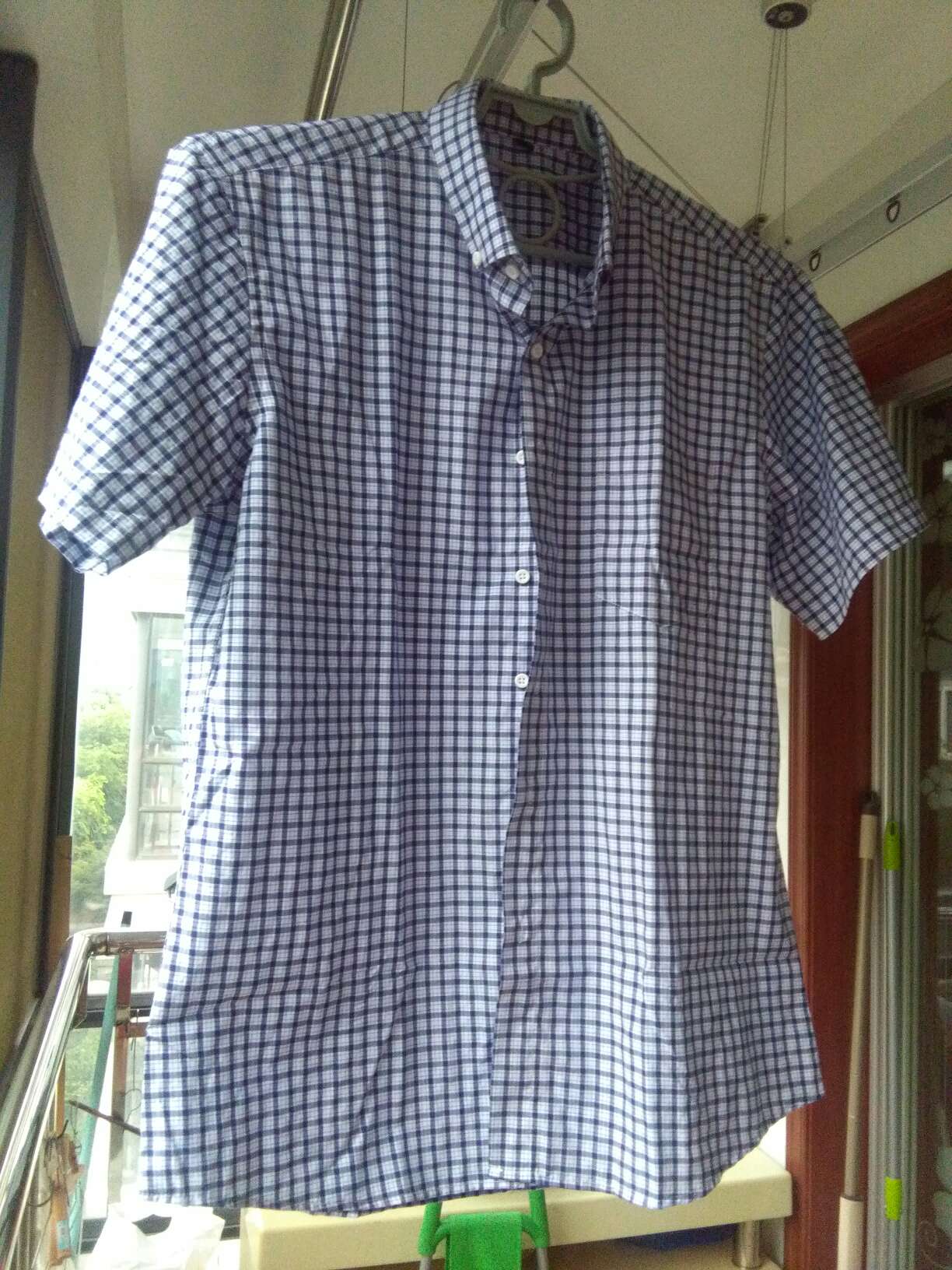 衣服很好,穿着舒适合身,小格子图案很清爽,满意!