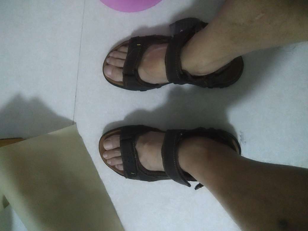 用券后好像是***买的吧,比较实惠。穿着舒服不硌脚,外观也好看。