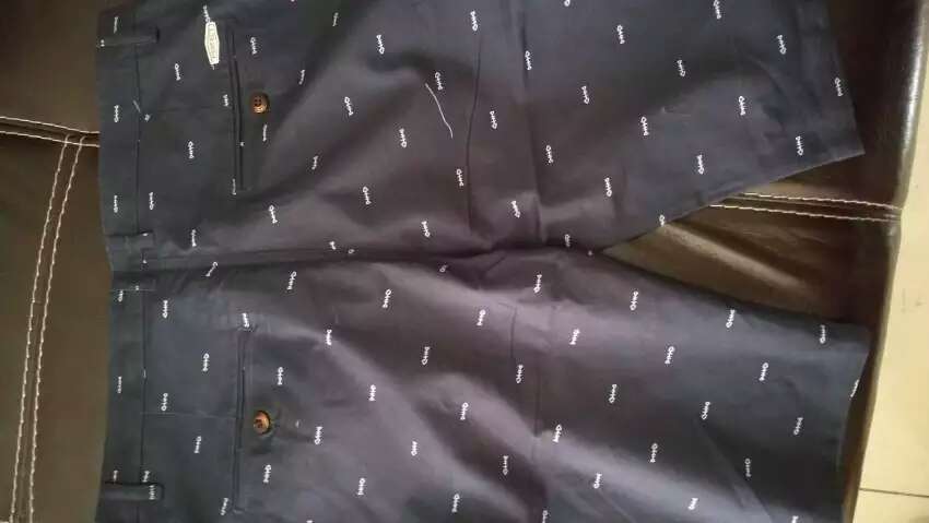 快递特别给力,裤子感觉还不错,不会热的布料,正好