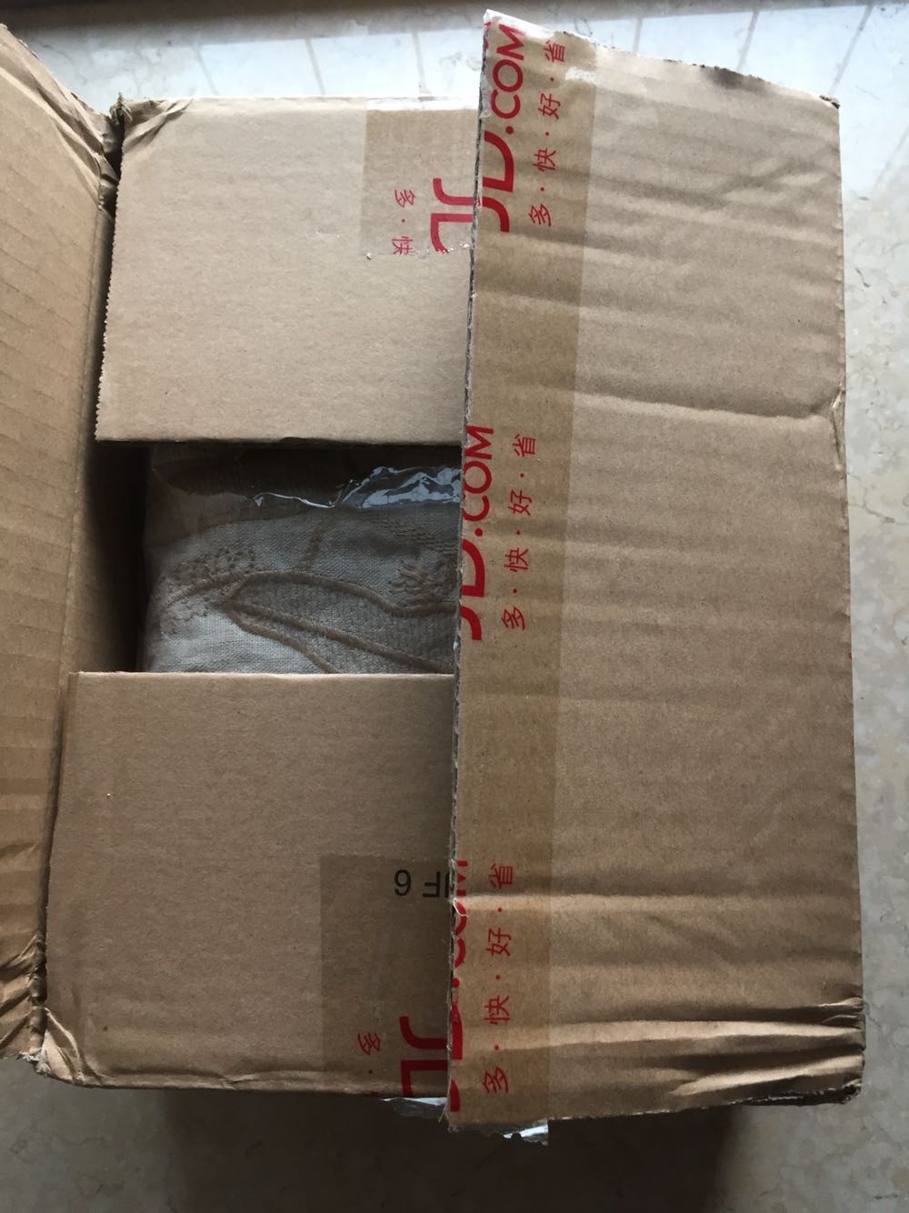大部分服装快递时都是直接用塑料袋包装,拿到手时经常发现破损,弄脏。今天收到这个快件时,还以为拿错了,打开后,心里真是有点儿惊喜,商家做事很认真,是真心为客户着想。包装好,服装满意,为自营点赞!