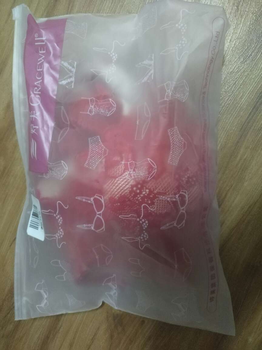 这款内衣很不错,就是没有黑色的,不得已买了红色的。