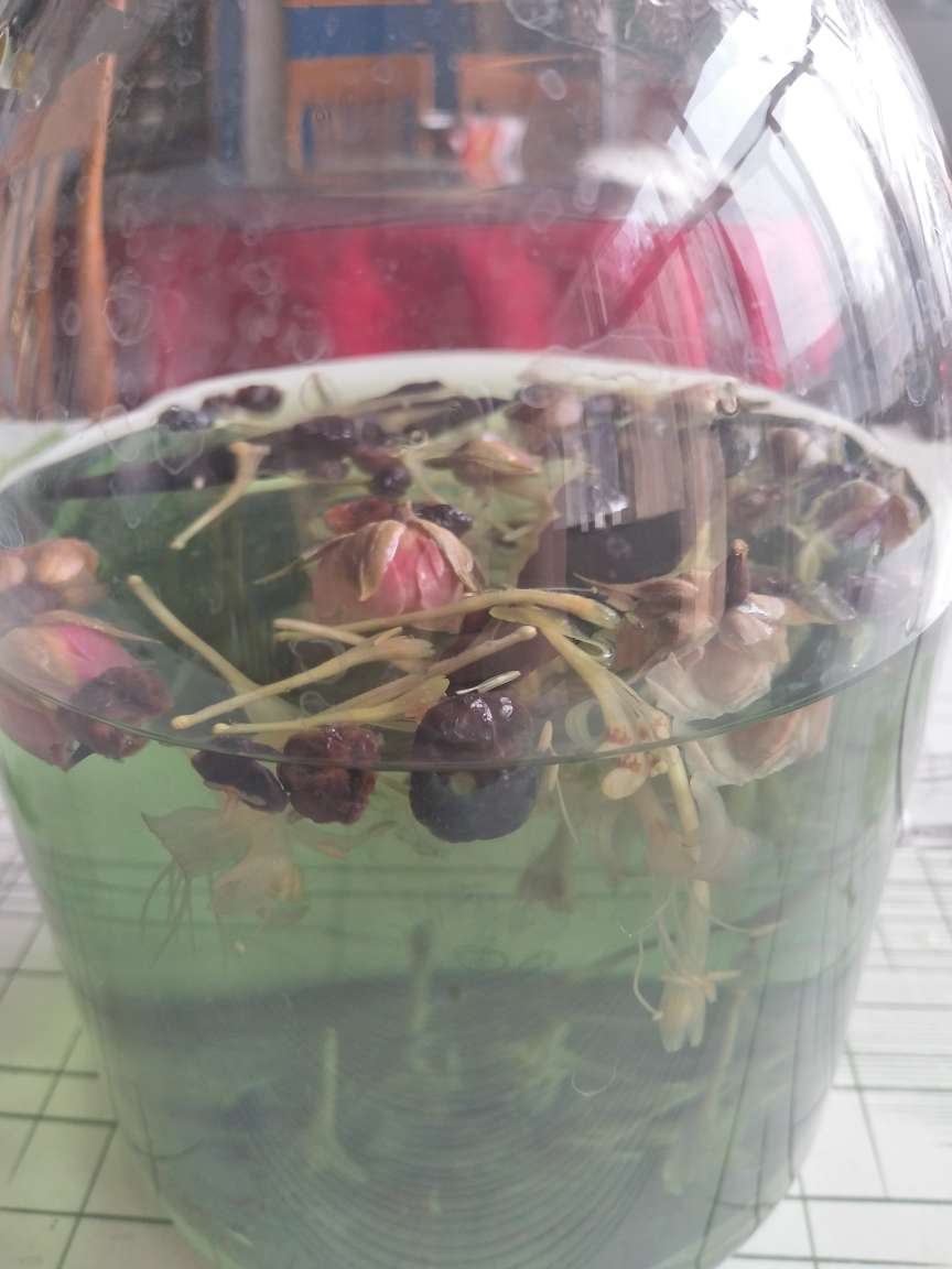哈哈哈,看出来泡的啥茶了吗???加了黑枸杞子,哈哈,非常喜欢这个壶,漂亮,质量好,特意过来给好评滴!!!哈哈,赞赞赞!!!!