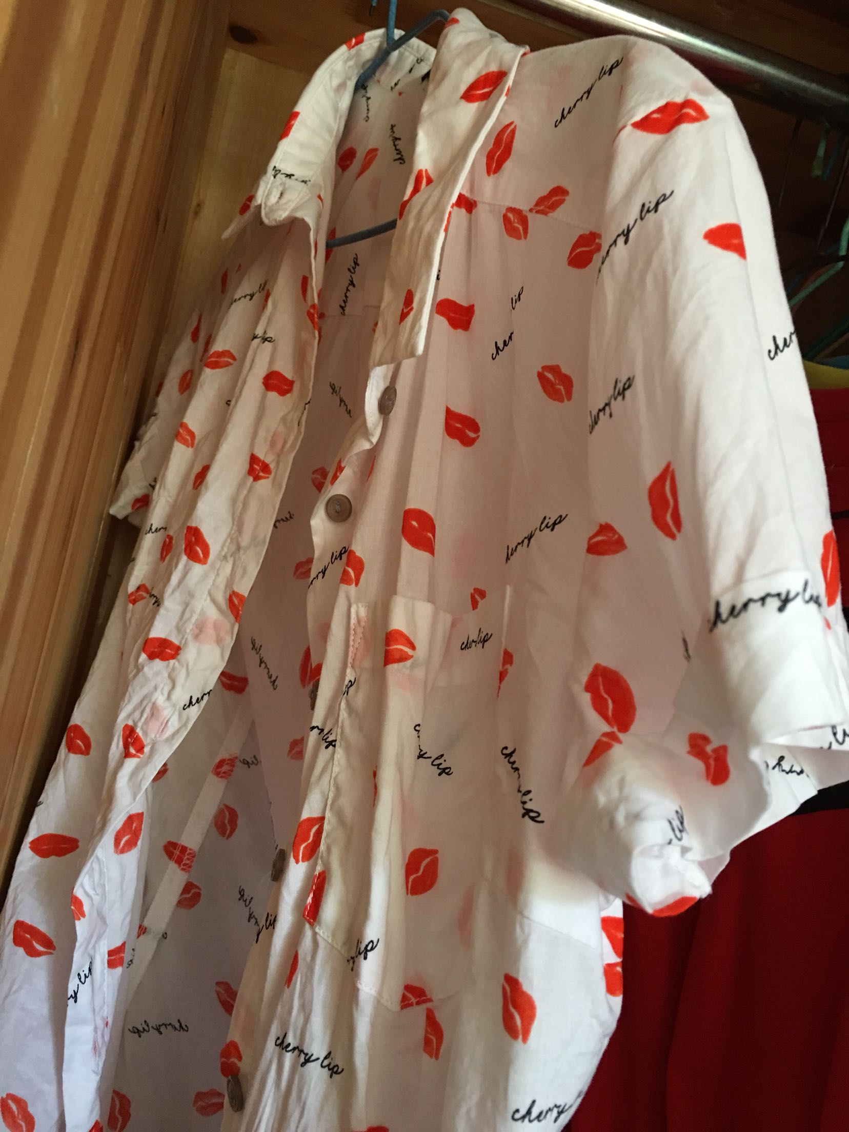 衣服很合身,有板有型,购买了两件,感觉黑色的比这件(穿着好看。