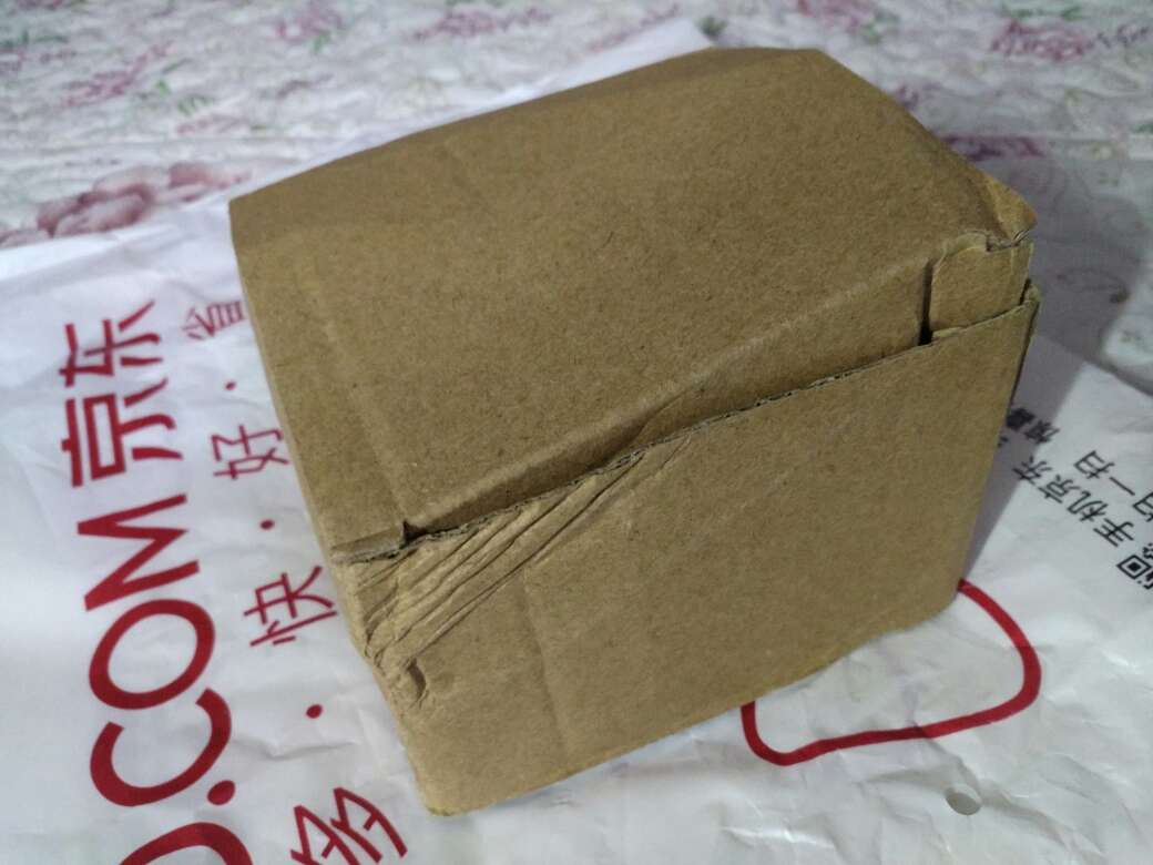 外面的塑料袋完好,里面盒子被压瘪了,显然遭受到暴力压迫摧残,这到底是怎么了?!线看上去粗,但关键是内里线径粗不粗就不得而知了