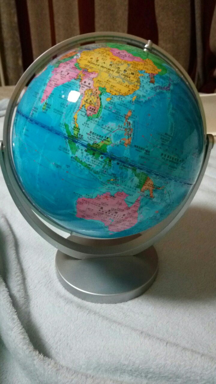 秒杀价买的,正好这段时间孩子对地球仪感兴趣,毫不犹豫买了,个头不小但不笨重,看起来很清晰,转动灵活,还送了本地图知识的小册子,总之值这个价