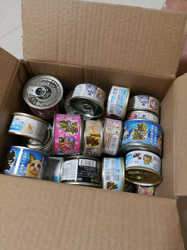 家里的罐头差不多吃完了,刚好有活动就赶紧囤货了,买了好几个牌子多种口味,猫咪一定会超级喜欢……