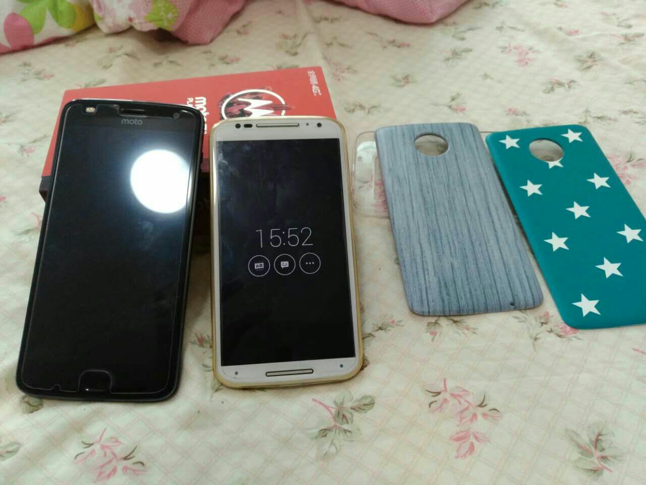 2016年8月买了Moto X,用过后就很喜欢Motorola这个品牌,因为他现在是中国联想的了,很多人吐槽这点,但我觉得这才是值得拥有的。这回又买了这款黑色的Motoz2play,喜欢moto的创新,喜欢模块化的不跟随,百变手机,以后不段功能升级,如果以后会出增加运存和内存,升级CPU的主板模块那就不得了了,虽然这只是想法。 喜欢Moto的创新从不跟随下来,喜欢Moto的设计和做工,喜欢U touch的方便好用。虽然Moto不是推配置的品牌,但是如果CPU换上骁龙630或者660,这个手机口碑会更好。喜欢黑色的,可惜Moto2018太贵了,只能买这款,希望Moto大卖,会选手机的就选Moto吧,希望更多人认可,希望联想营销更好,也希望Moto的配置更人性话,价格和配置不要被那么多吐槽,但我相信Moto的质量不是些千元机可比的,手机除了配置应该还有其他,选手机不应只看配置,但如果Moto手机能跟上步伐口碑应该会更好。