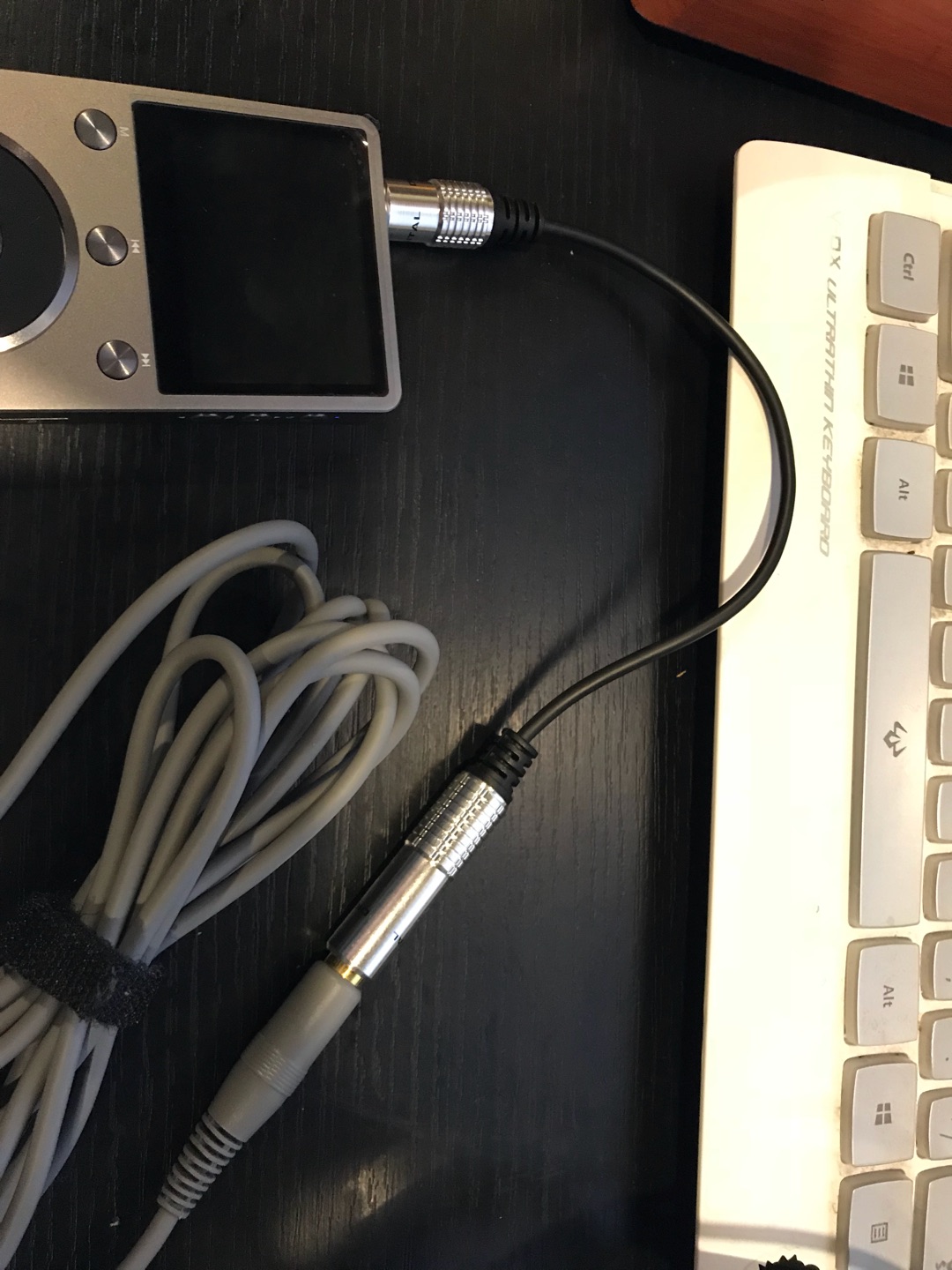 第一次尝试 无损播放器 选了很多款品牌款式,这个好看大气,价格合适。做工质感中上,屏幕键偶尔不灵,点不亮屏幕,重启即可恢复。音质效果尚不详,因为网上都是音频文件mp3,所以暂时还没有特别明显的无损体验,不过比格还是有的,拿在手看上去很极客。如果你喜欢听歌,同时也是靠买东西来解压填满空虚,那这个宝贝还是可以让你幸福几天:)