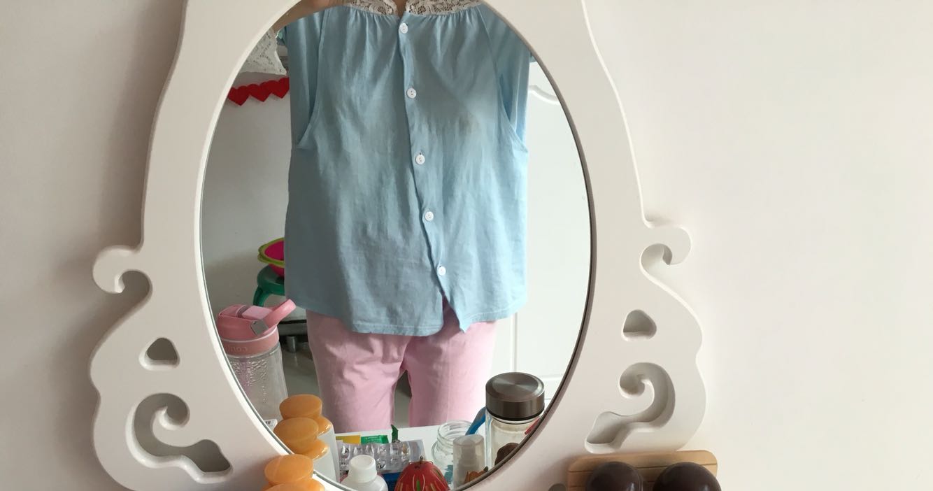 洗了以后一穿.才发现有问题.前面扣子是歪的.哺乳口一个口大一个口小.口小的那边根本用不了.样子是好看.可是这样的质量.简直了.一颗星都不想给.