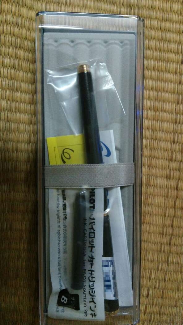 盒子都很精致,送一个墨囊,笔很细,比78g 88g粗和重,手感比前两者好。ef比较扎纸,希望F不扎纸,流畅