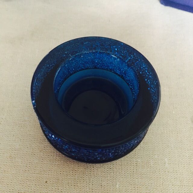 蓝色,很美很闪,很深邃。总体上很高档,很有品位,非常喜欢。