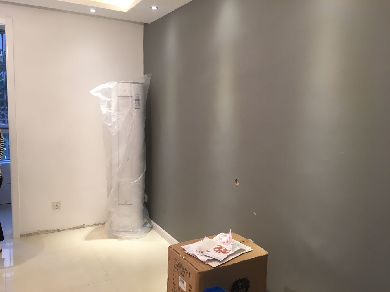 白色的在屋里很百搭,出风口也大,很安静,又是一级能效,真的不错推荐