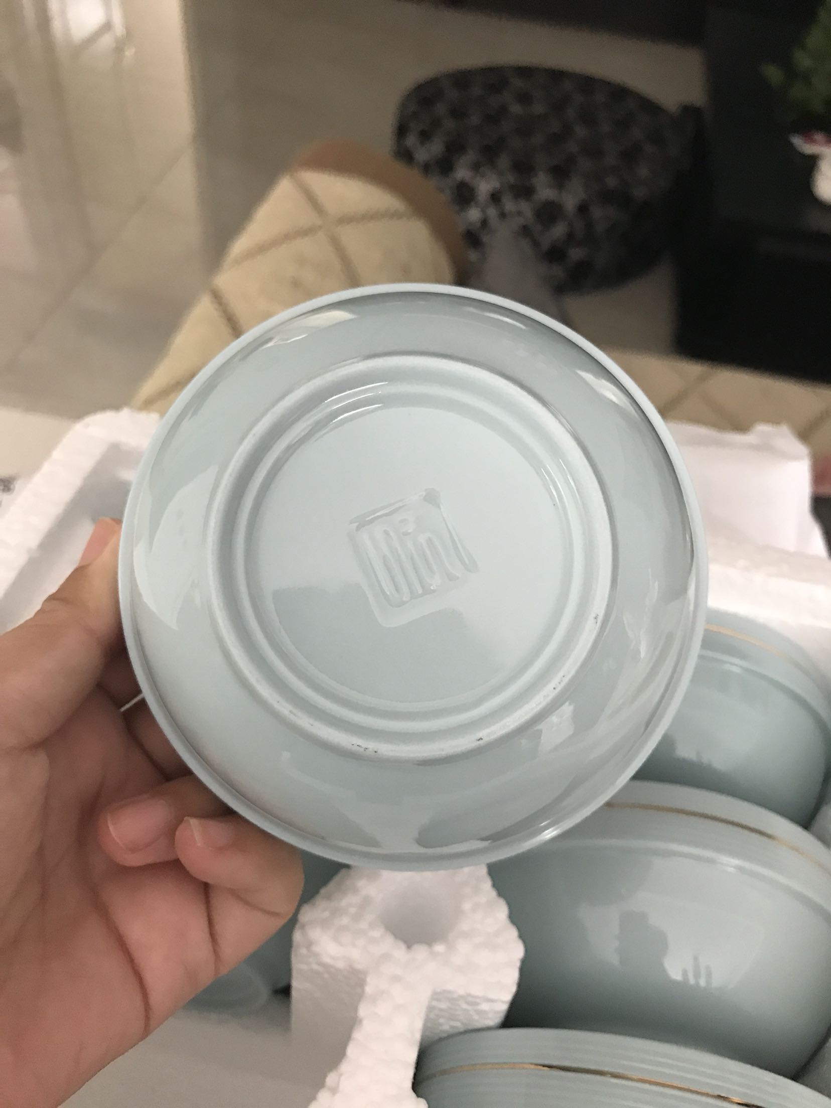 质量还不错,颜色没有图片显示那么鲜艳,建议外包装箱上贴上正反面,开箱时开反了,碗扣了一桌子