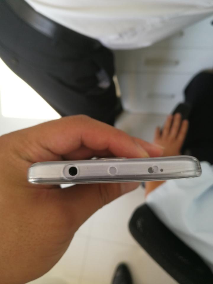 什么鬼东西?孔位都错位了,外壳把指纹识别当了一般,严重影响使用,建议不要买