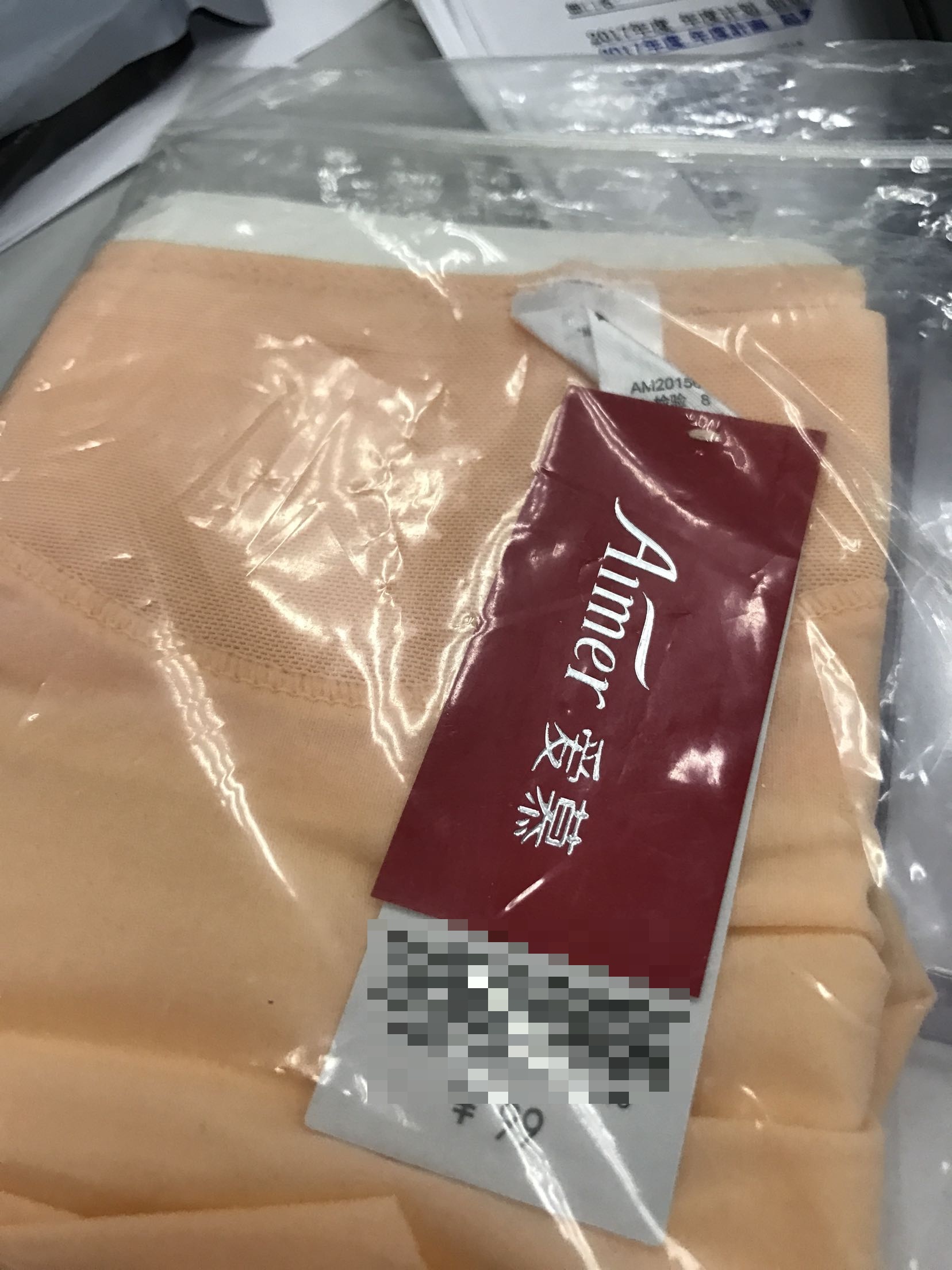 实际的颜色要比图片重,艳,没有图片好!买小了给女儿了,舒服!