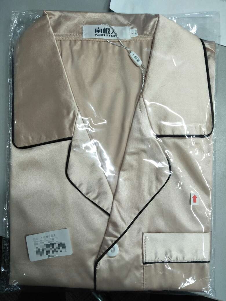 物流这次较慢,没有实现承诺的隔日送达!发票未随衣服一起快递!衣服比昨天收到的1套,看着要合身!过两天穿了后才知道效果!快递包装的不好,就一塑料袋子!