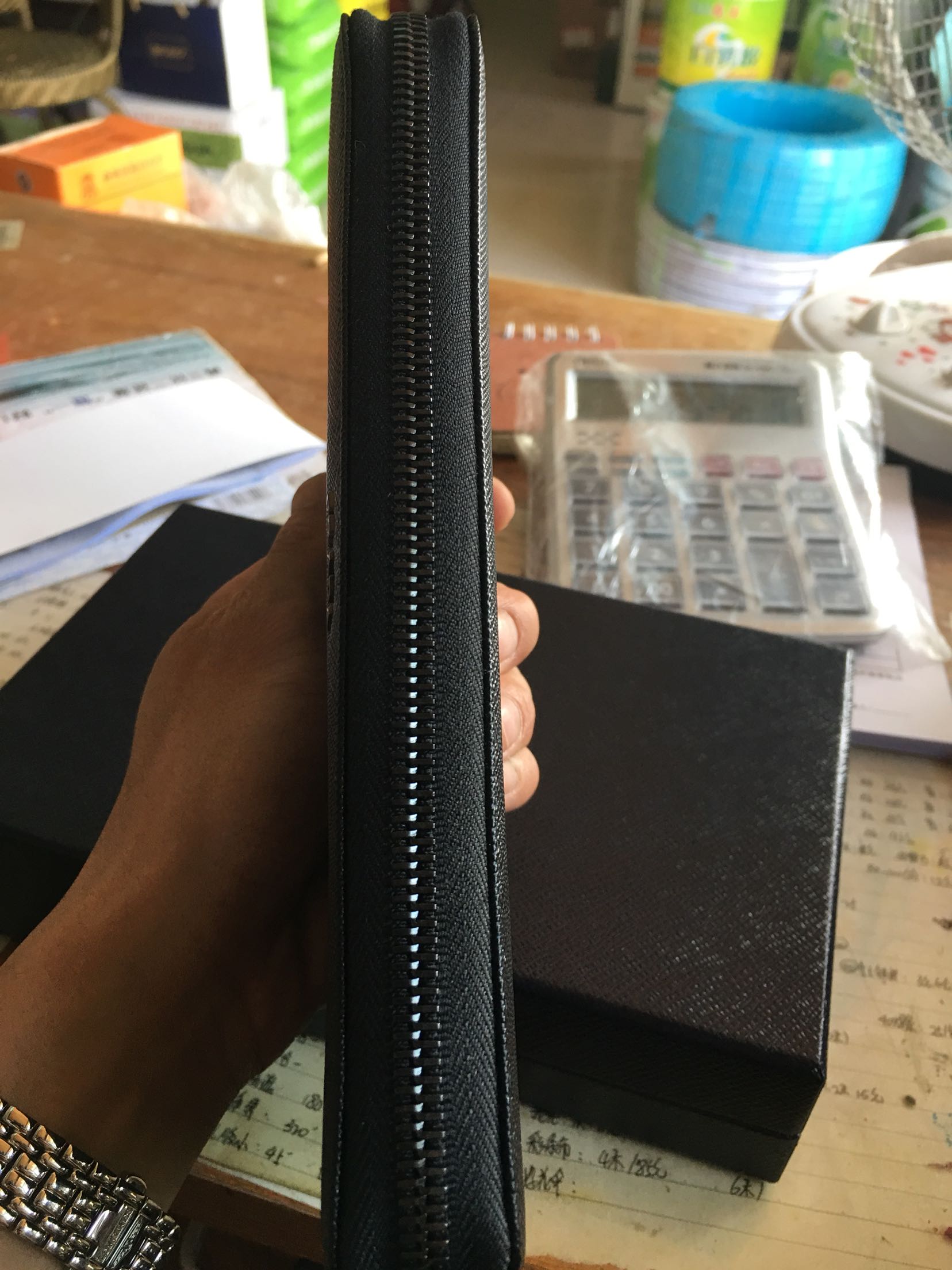 昨天下单,今天收到货,比预想的要大些,非常满意,过几天去专柜验货去!希望是真的!第二次在买奢侈品,还是相信的