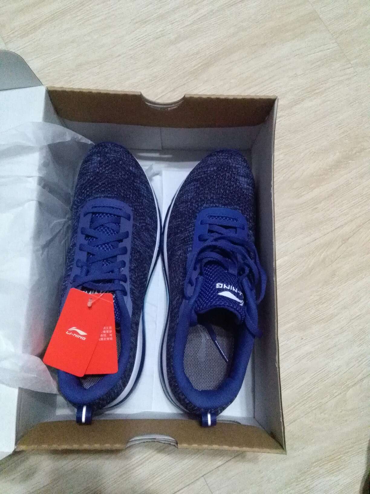鞋子质量很好,没有什么臭味,儿子很喜欢