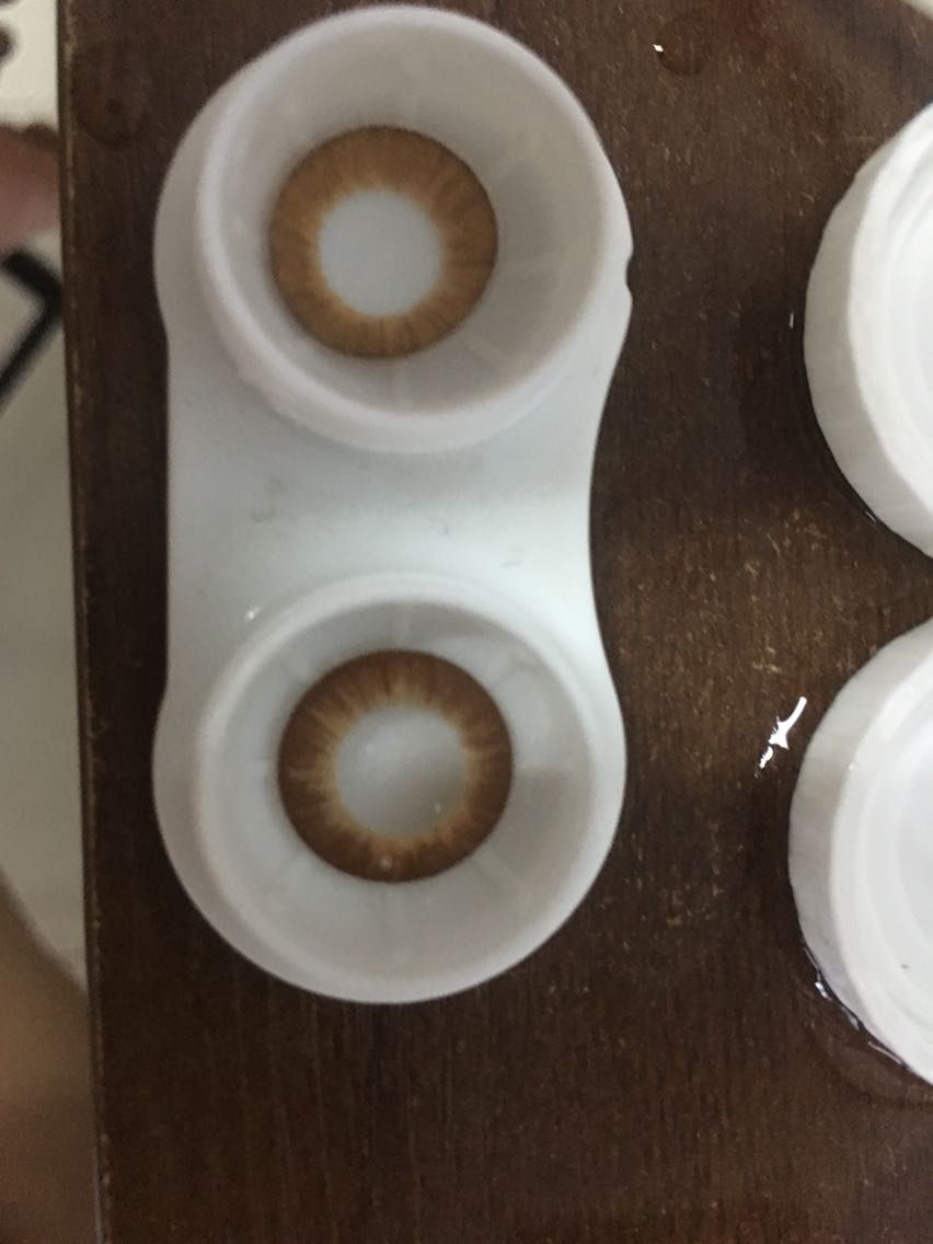 和想象中的颜色有差距,不过还可以,戴上放大了瞳孔,不是太夸张,正反面都拍了。不谢,快递给力。