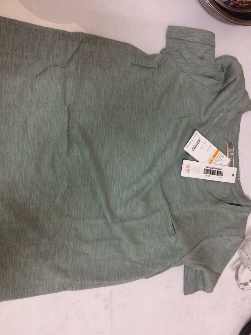 衣服质量很不错,但衣服很大,建议买小一码。