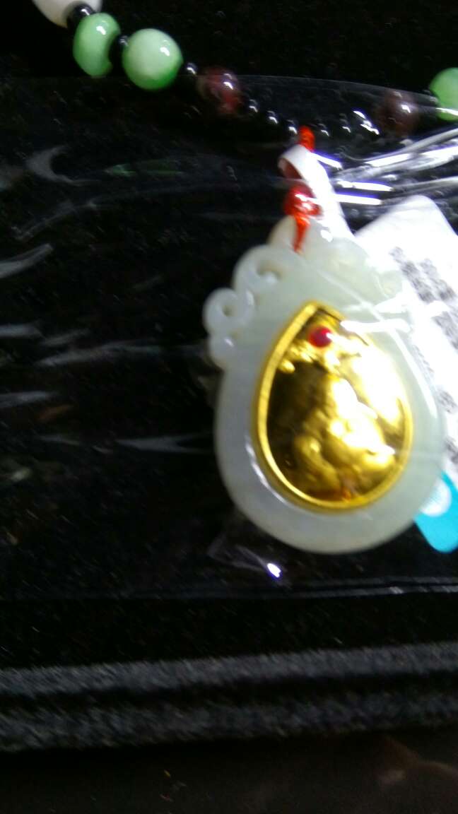 吊挺好看的,配了条红绳,还给备多了条,真有心!
