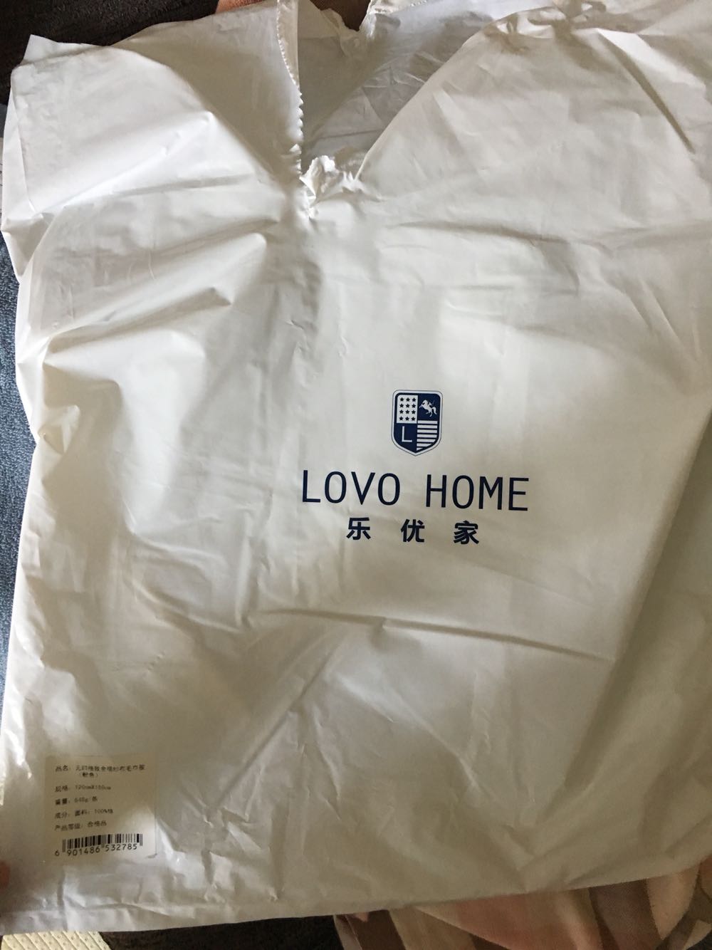 很柔软,罗莱的东西品质确实不错,这次搞活动抢到很划算,还赠了大蒲扇,真是有意思