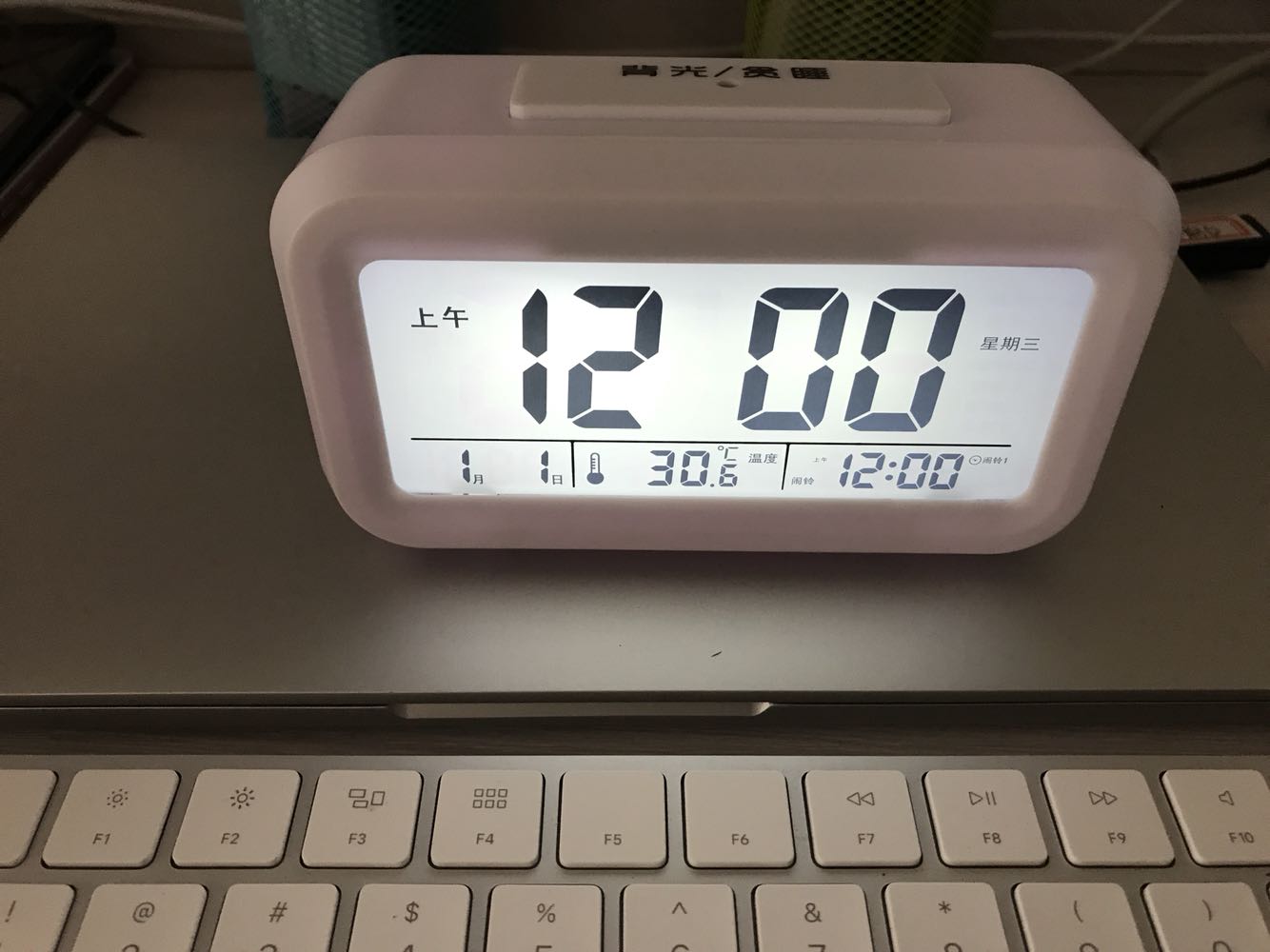 颜值一般般吧,没有想像中那么好,勉强可以接收了。用几天看准不准再来评。另外,发现上面背光按键太机械,手感不是很好。