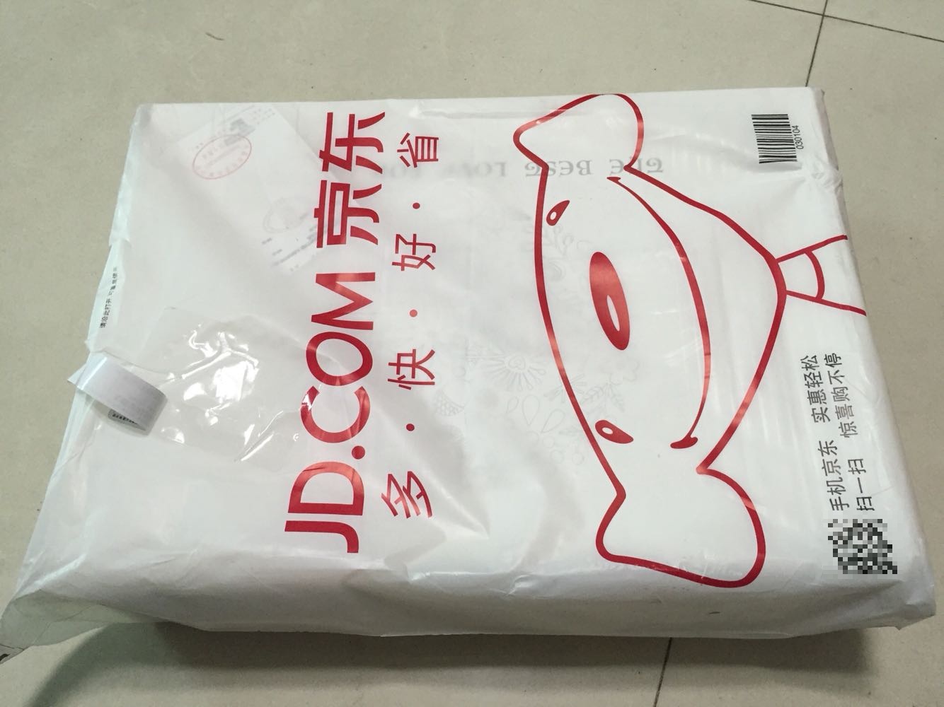 包装简单,物流很快,快递员服务态度很好,东西物美价廉,对于过大的价格变动很是郁闷。价格波动差评!被子和好评!