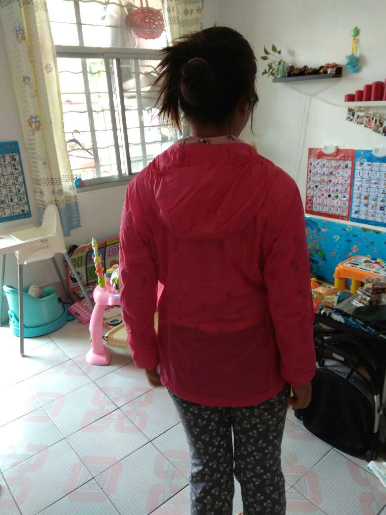 衣服不错,大品牌质量很好,老婆很满意,这价格也是很实惠了,一下子买了八件