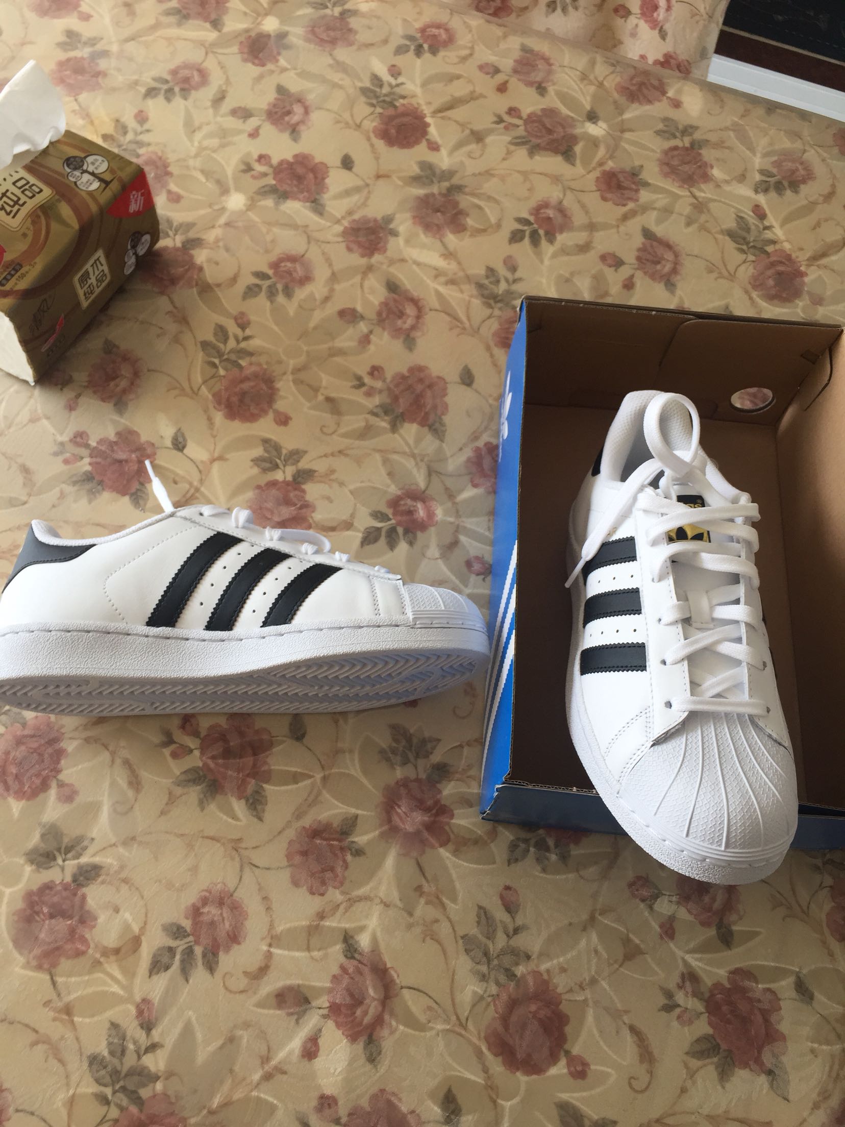 好像不是正品,有点粗糙的,买都买了,就这样穿吧,有点失望的