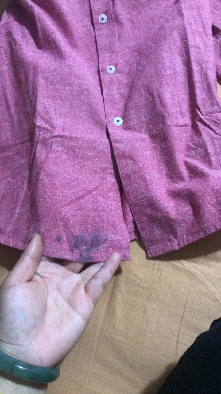 买了2XL,但感觉偏码?小了点!最气愤的是衣服正面的一角有一大块黑色污渍!???从没买过这么次的衣服!