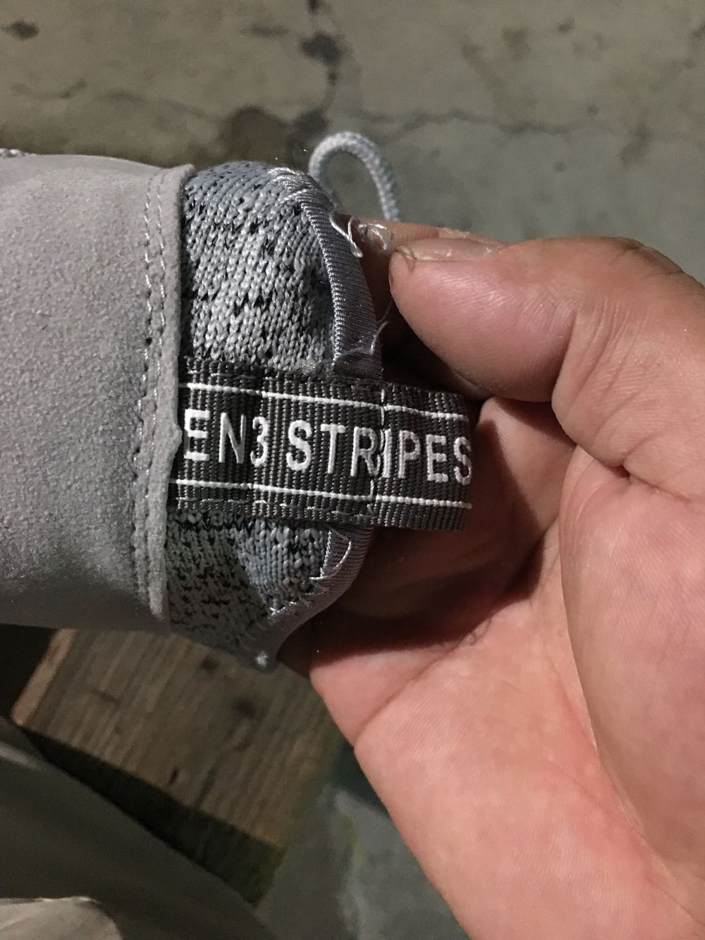 我这次是真的无语了,、买了一双破鞋子,你们自己感受一下吧,一支边线断了、一支补过了、现在小孩子又把包装盒子搞破了丢了,我心里不平!