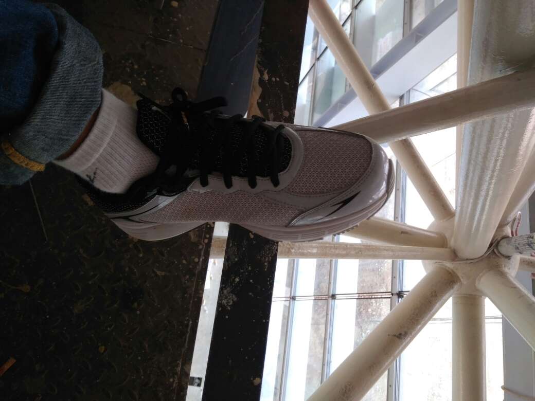 还行吧,啥价啥质量,有点磨脚,可能是新鞋吧,感觉和专卖店的有区别,鞋子是很多线头,不知道这种电商专供和专卖店的区别在哪里。拿回来盒子就是破的,质量如何,穿过再追评