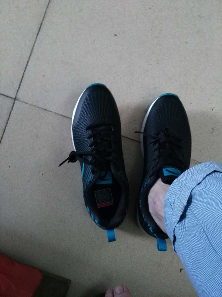 昨天下单今天就收到了,物流挺快的。鞋子也还好,不错。