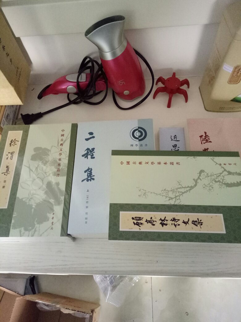 【编辑推荐】 《近思录》在历史上一直被奉为理学入门要籍,被誉为“圣学之阶梯”。书成至今八百余年间,传刻、注释、续编、仿编等各种整理形式的文本众多,其中尤以南宋叶采所作《近思录集解》为重。叶采《近思录集解》所拟纲目,成为后世《近思录》续编、仿编者所倚重的范式,几为诸家所宗。《集解》一书后世不断翻刻再造,成为南宋后期,元、明、清时期士子进升理学的重要入门津梁。其传本之多、种类之繁,几乎替代《近思录》原书而行传播程朱思想之实,成为《近思录》文献中的中流砥柱。从现存文献资料考察,《集解》也是众多注本中流布极广的,历史上曾广泛流布于朝鲜半岛、日本、美、欧等国家和地区。