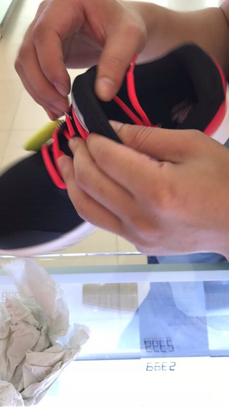 第一次买这牌子的鞋,收到觉得不是很合眼,冲着鞋舒服就凑合收了,对于一天走2万步,这鞋是首选。