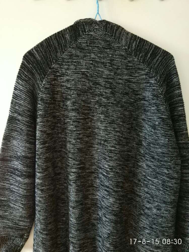 衣服质量不错,摸起来柔软顺滑,算是深灰色的,穿着显瘦,上身效果不错