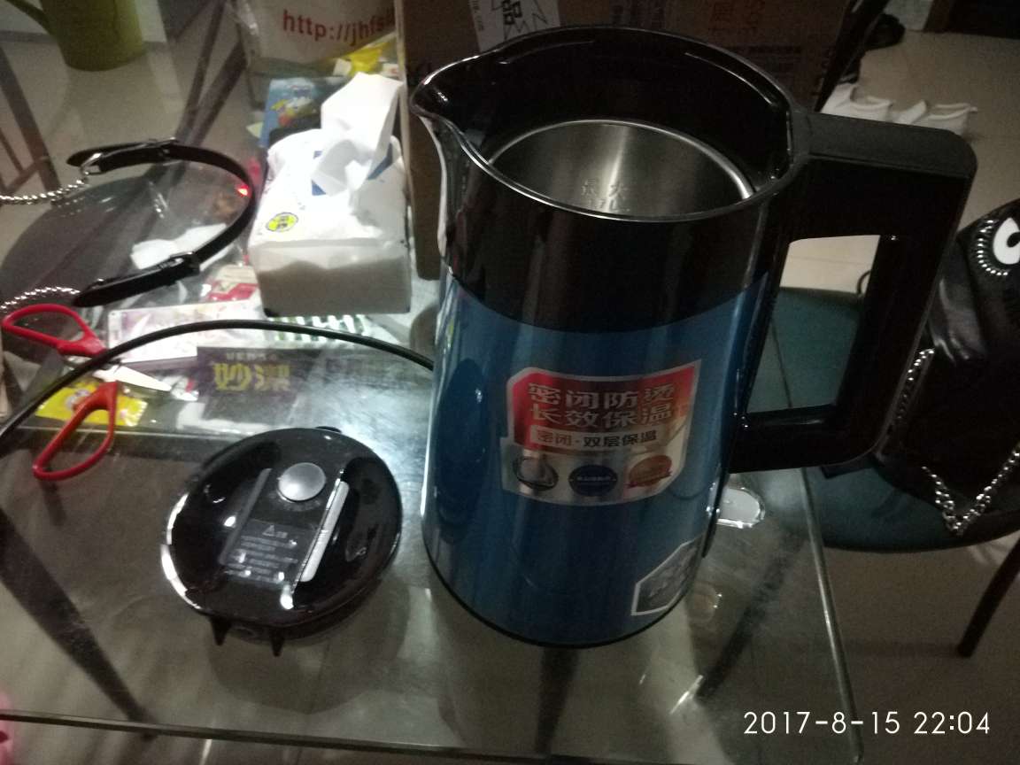 感觉没想象的好,底部和电源用的塑料用的质量感觉不是很好,之所以买这款是因为壶盖分离,方便清洁。盖上壶盖倒水出水量稍小,水烧开了外壳还是有温度,只是不烫手。至于保温,待测。