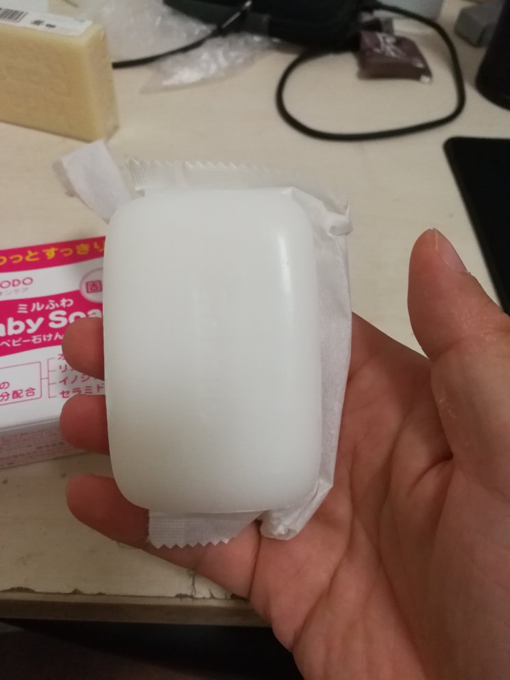 这个品牌的乳液买过,感觉很温和滋润,对和光堂的印象很好,这次买两个洁面皂试试,对自己的脸好一点。?
