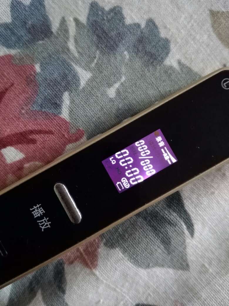 为什么试用时电量是满格的,而试着连上充电器时,电量却显示为空?而且也不显示充电闪烁?