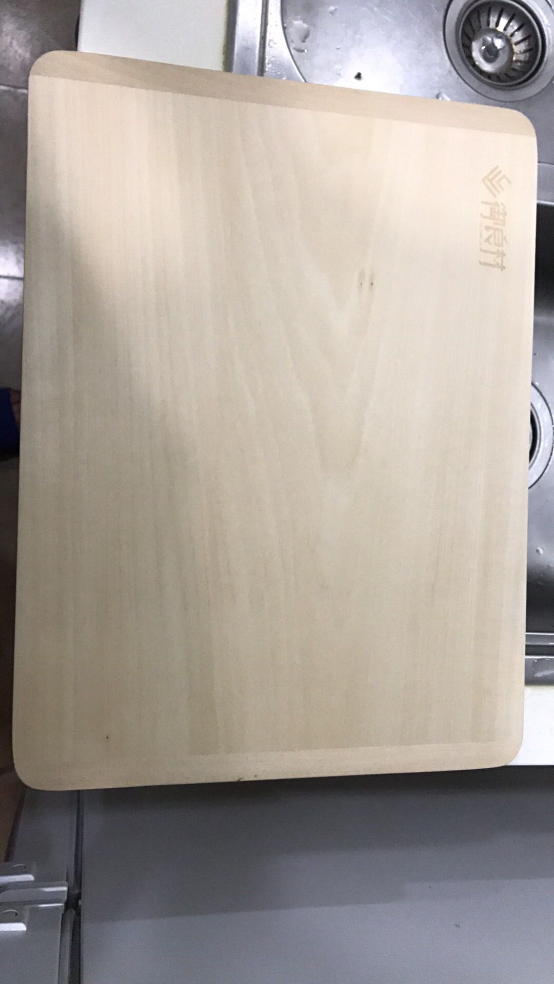很软 切完会有刀痕 但是应该不伤刀吧