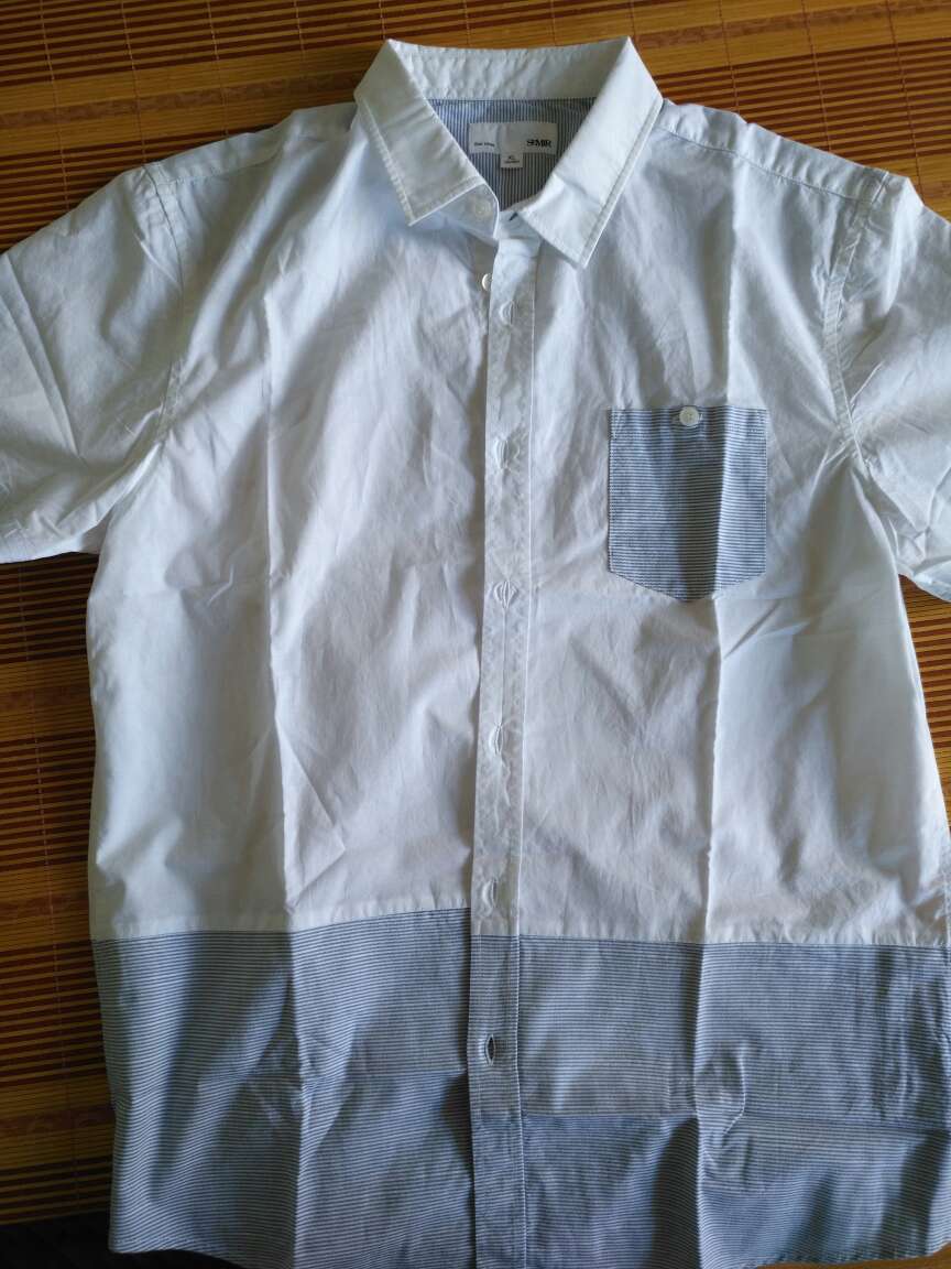 非常的柔软舒适,价格也公道,夏末买肯定优惠的。穿上去很帅气。
