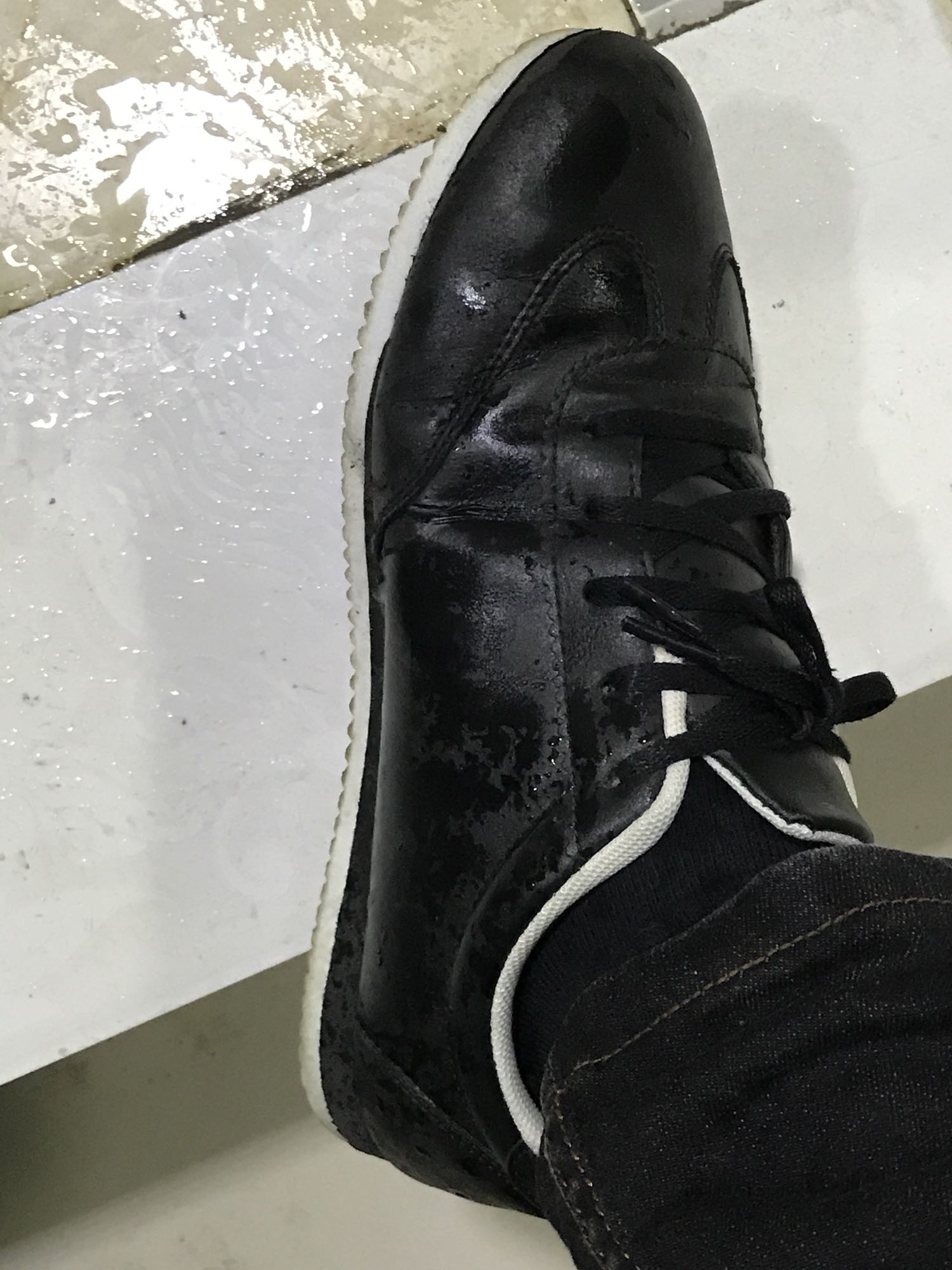 真不敢恭维其质量,才穿不到2个月,就严重掉皮,还自营了,我看连*钱都不值!卖如此**的东西,无异于自掘坟墓,自取灭亡!千万别把我对的信任给扼杀殆尽了!
