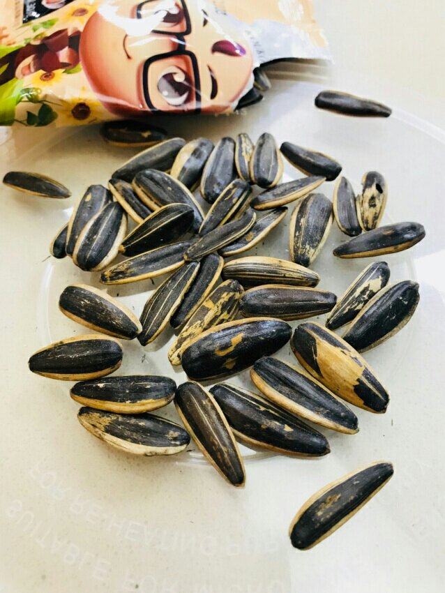 瓜子收到啦~非常适合现在减肥的我吃,一袋不多不少,刚好后每天坚果的量,但是呢,有一点不好,就是吃完手上很脏,我以前买过其他家的,不会这样,表示不再买了。。