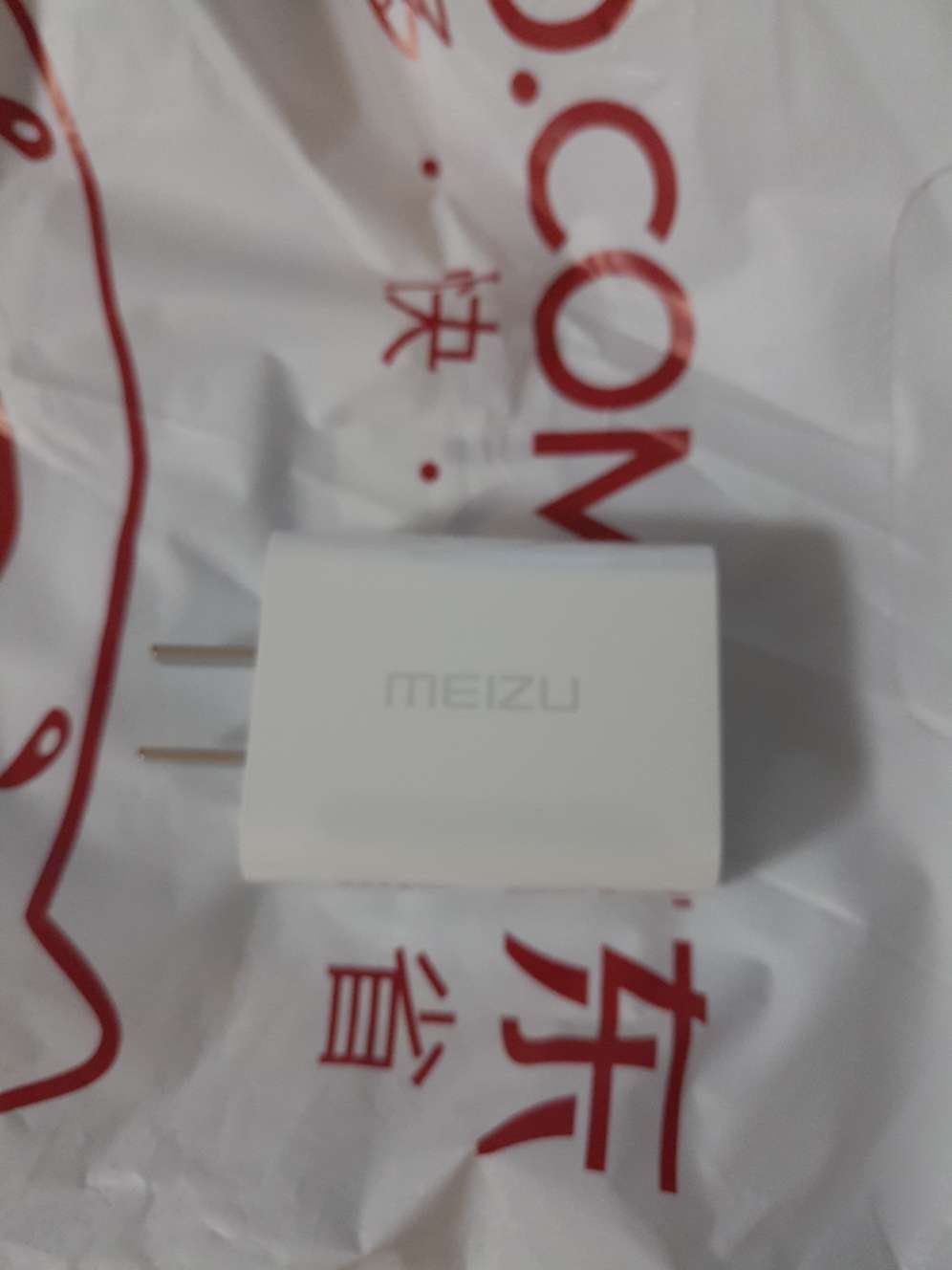 看了下铭牌,是原厂的充电器,品质有保证,包装精致,值得购买。