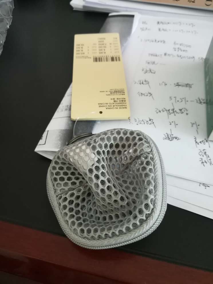 的确很小,刚好放我的蓝牙耳机和IPAD的转化器头